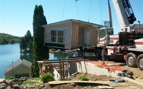 modular home being assembled